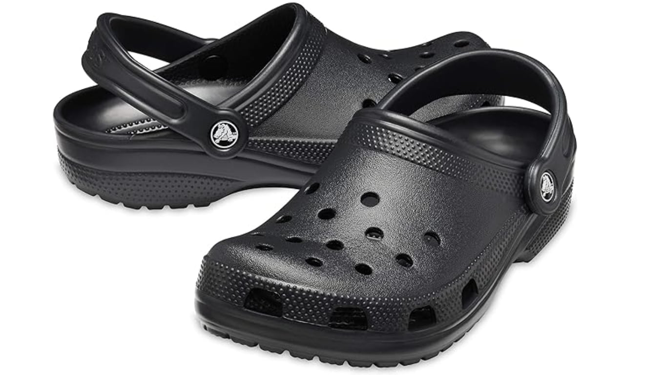 Zuecos Crocs negros.