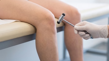 Qué ocurre en el cuerpo cuando el martillo clínico golpea la rodilla