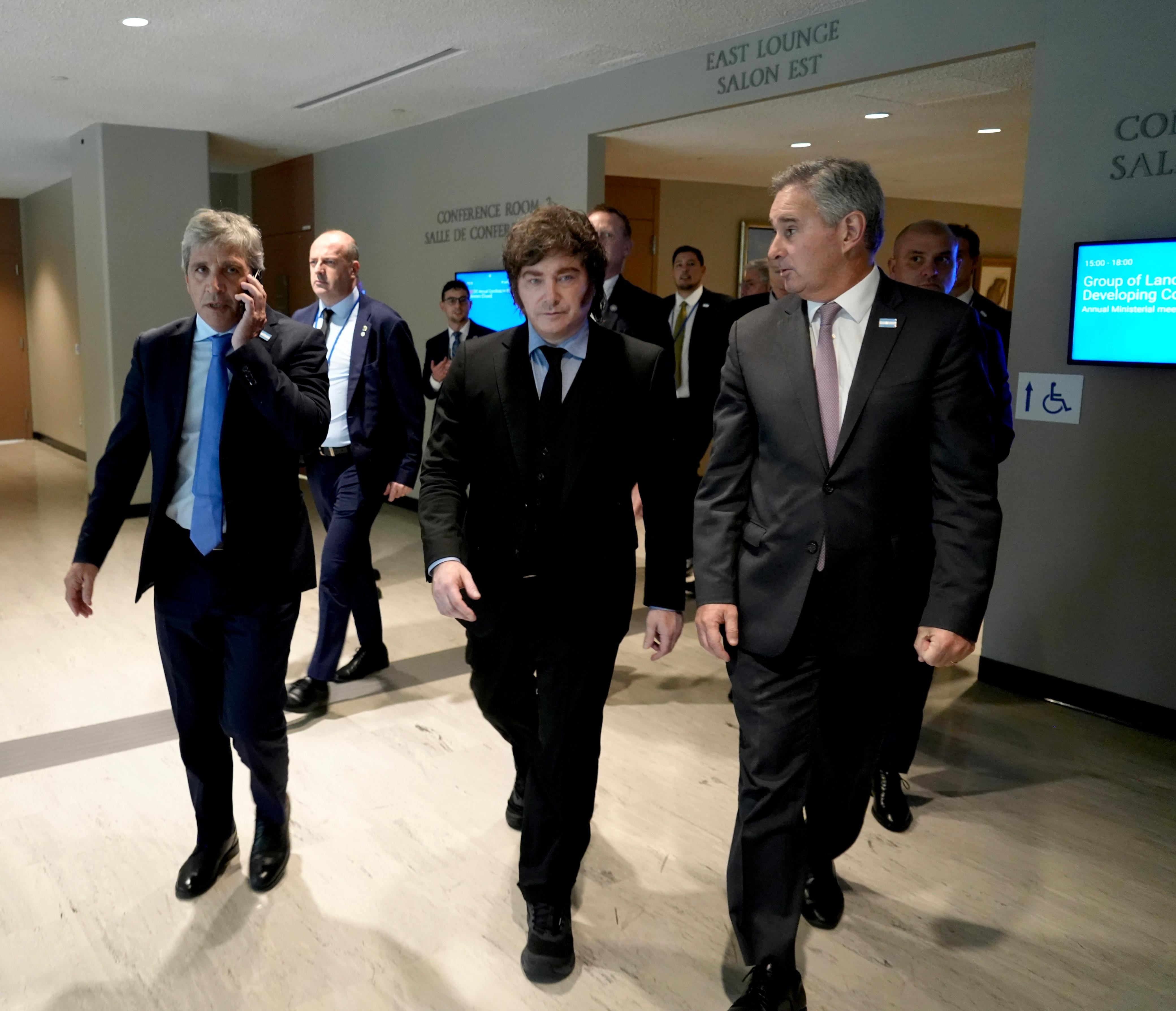 El presidente Javier Milei junto a los ministros Luis Caputo (Economía) y Pablo Quirno (Relaciones Exteriores)