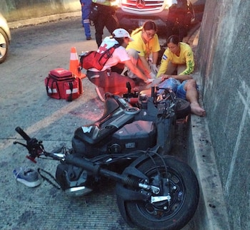 Otro motociclista sufrió lesiones graves en el paso a desnivel entre Los Planes de Renderos y Comalapa tras chocar contra un vehículo particular. (Foto cortesía Comandos de Salvamento)