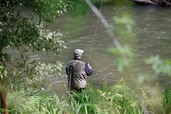 Un hombre durante el comienzo de la campaña de pesca de salmón, en el río Eo, a 13 de abril de 2025, en San Tirso de Abres, Asturias (España). (Carlos Castro/Europa Press)