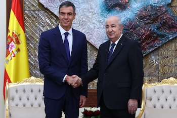 El presiente del Gobierno, Pedro Sánchez, es recibido por el presidente de la República Argelina Democrática y Popular, Abdelmajid Tebboune. (Moncloa / Fernando Calvo)