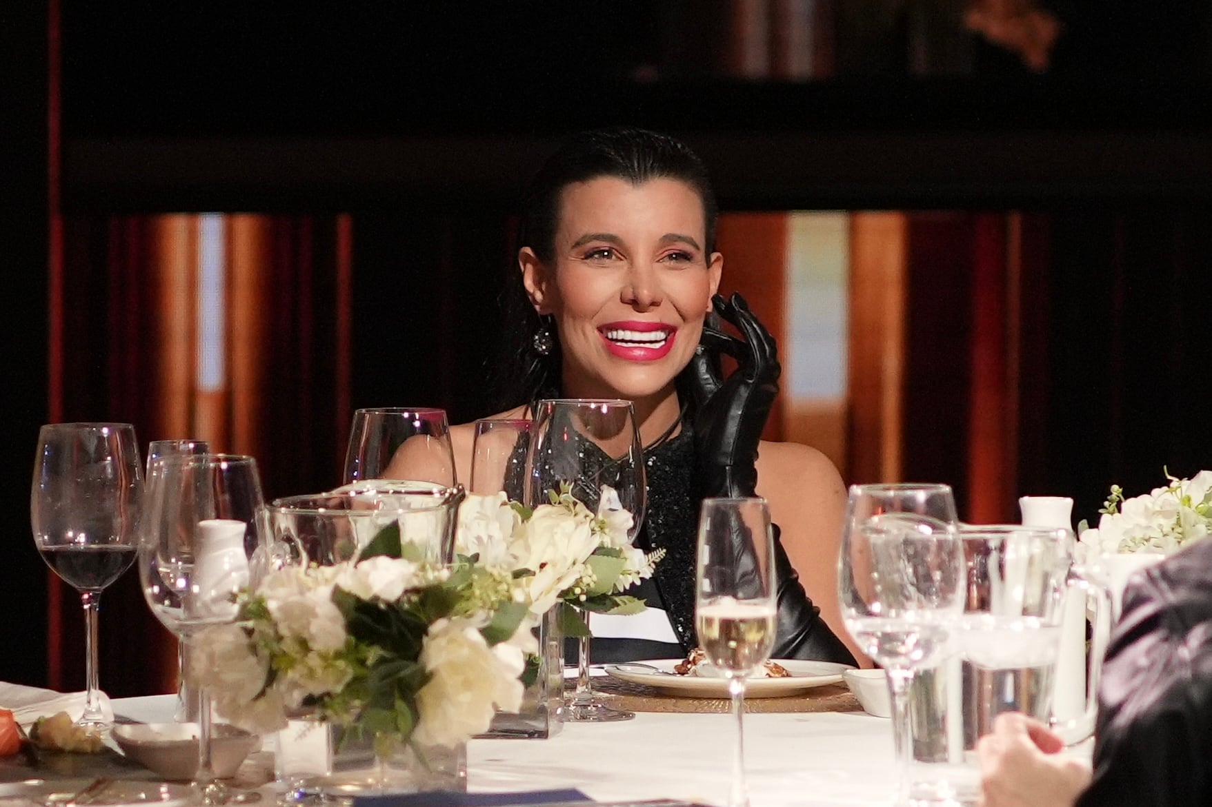 Charlotte Caniggia sonríe durante la cena de los participantes nominados en el programa Gran Hermano.
