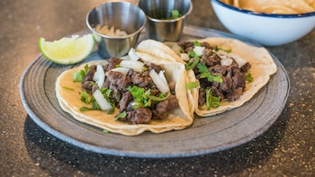 Los chefs mexicanos coinciden: “El taco más fácil y rico para hacer en casa solo lleva carne y tortilla, y se acompaña con cilantro y cebolla”
