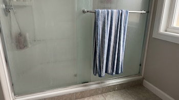 Por qué orinar en la ducha podría estar asociado con problemas de vejiga, según expertos
