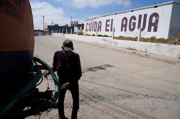 Agustín Rodríguez prepara las mangueras