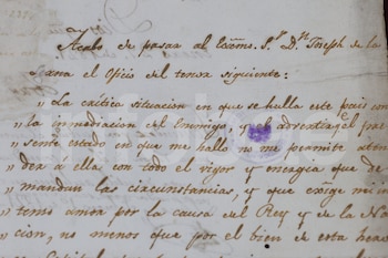 Papel antiguo con texto manuscrito en tinta marrón, un sello circular morado y los números 2394 en la parte superior izquierda