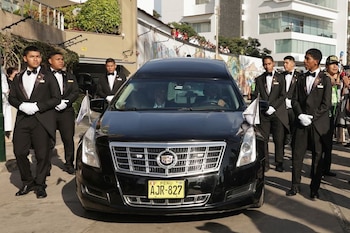 Un coche fúnebre transporta el