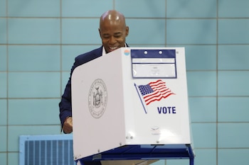 Eric Adams votó este martes