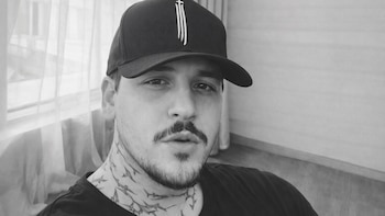 Músicos de Christian Nodal no llegan y se ve obligado a posponer concierto
