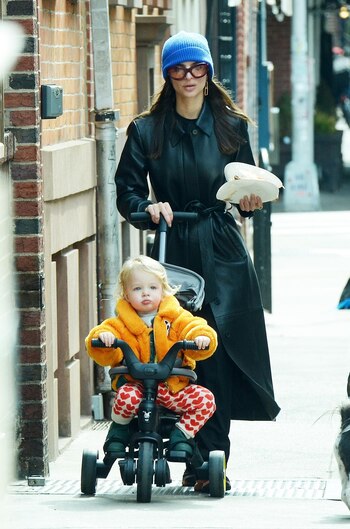 Emily Ratajkowski salió a caminar