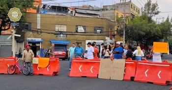 Bloqueo en Gutiérrez Nájera y 5 de Febrero por manifestantes. (X/ @OVIALCDMX)