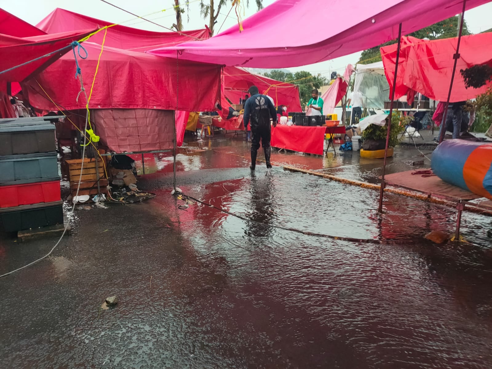Protección Civil rescata a 6 personas en tianguis de Tlalnepantla (Foto: Twitter @pctlalnepantla)