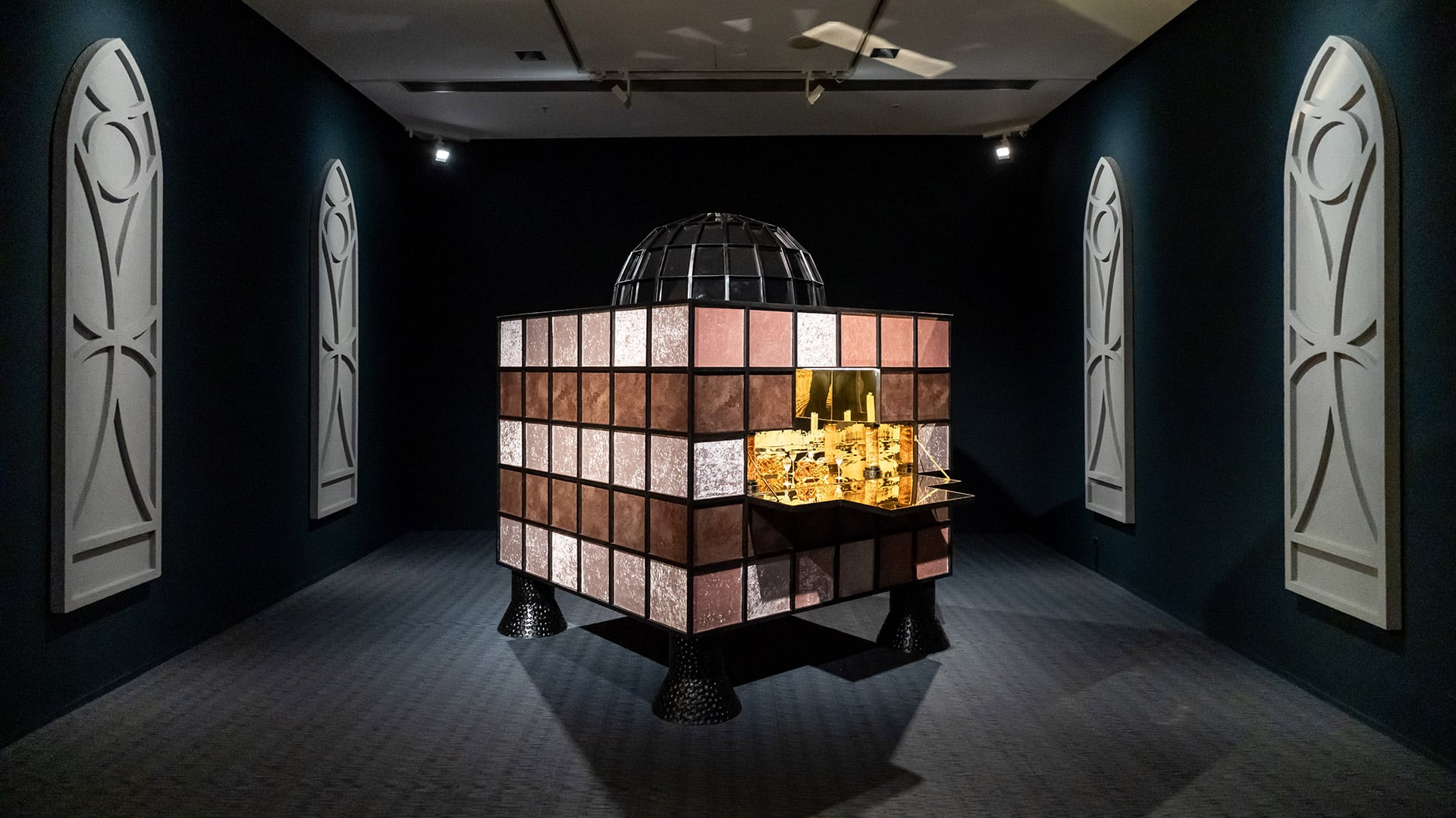 Sus piezas, ubicadas en la frontera entre la escultura, la arquitectura y el ornamento, generan ambientes que oscilan entre lo habitable y lo artificial (Guido Limardo)