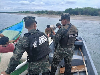 La embarcación fue localizada aproximadamente a dos millas náuticas de Cedeño, en el departamento de Choluteca. (FOTO: Fuerzas Armadas de Honduras)