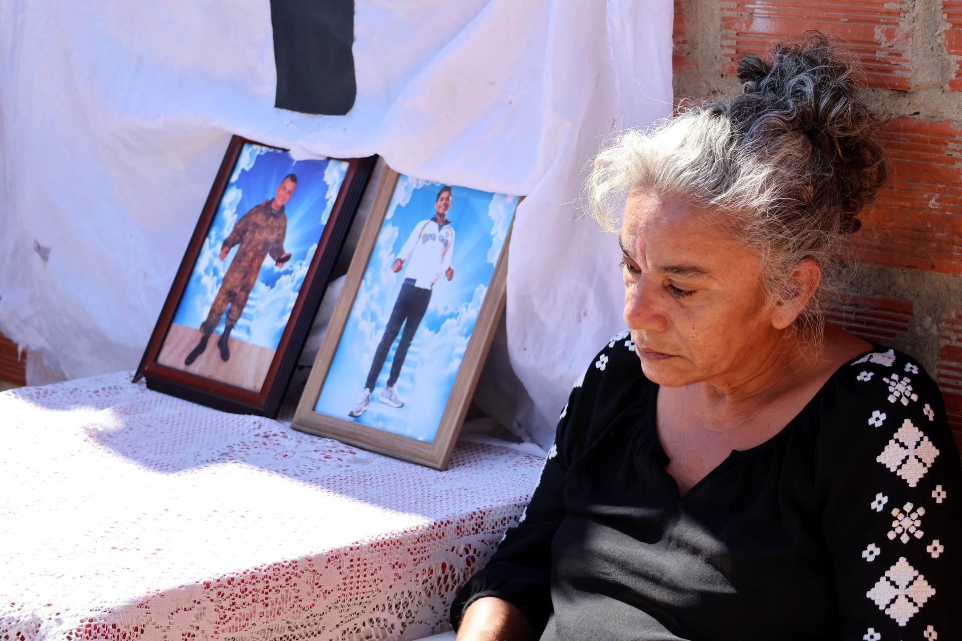 Tanía Valdivia, madre de Iván, uno de los jóvenes que murieron tras ser reclutados por Rusia para la guerra con Ucrania, participa en un velorio simbólico este martes, en Santa Cruz (EFE/ Juan Carlos Torrejon)