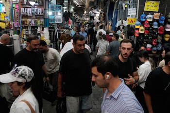Personas caminan en el tradicional bazar de Teherán, Irán, el sábado 8 de agosto (Foto AP/Vahid Salemi/Archivo)