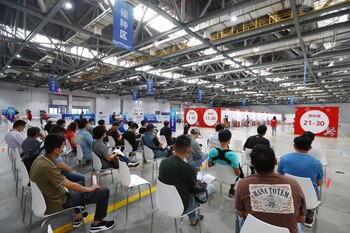 Personas esperan ser vacunadas contra