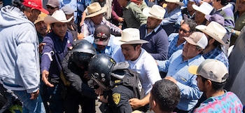 Los manifestantes, que comenzaron a llegar desde las 4:30 horas de la mañana, intentaron voltear una patrulla de la Secretaría de Seguridad Ciudadana