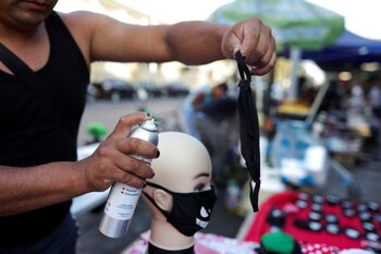 Un vendedor ambulante usa spray