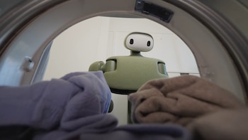 El robot doméstico Isaac 1 puede ser controlado a distancia por un operador humano cuando encuentra obstáculos que no puede resolver solo.