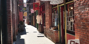 El barrio chino de Victoria, eje del Callejón Fan Tan, es reconocido como el más antiguo de Canadá y uno de los más antiguos de América del Norte (Wikipedia)