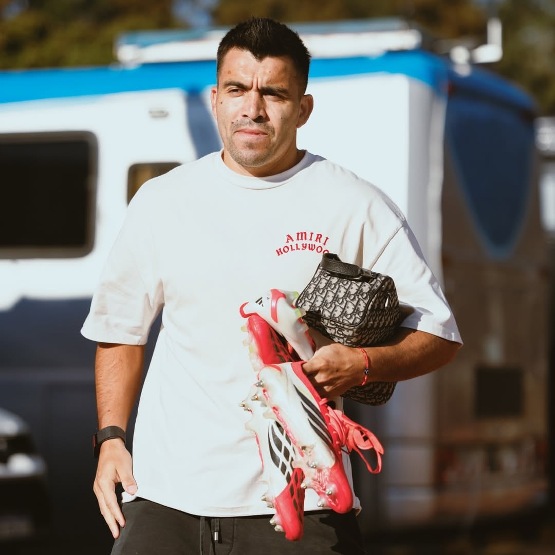 Marcos Acuña camina rumbo a la concentración con los botines en la mano. El Huevo vuelve a tener su chance en la Scaloneta