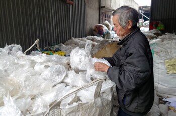 El aporte de las recicladoras informales resulta indispensable para alcanzar los objetivos ambientales y reducir la contaminación plástica en Hanói (REUTERS)