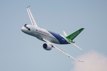 Un avión COMAC C919 vuela