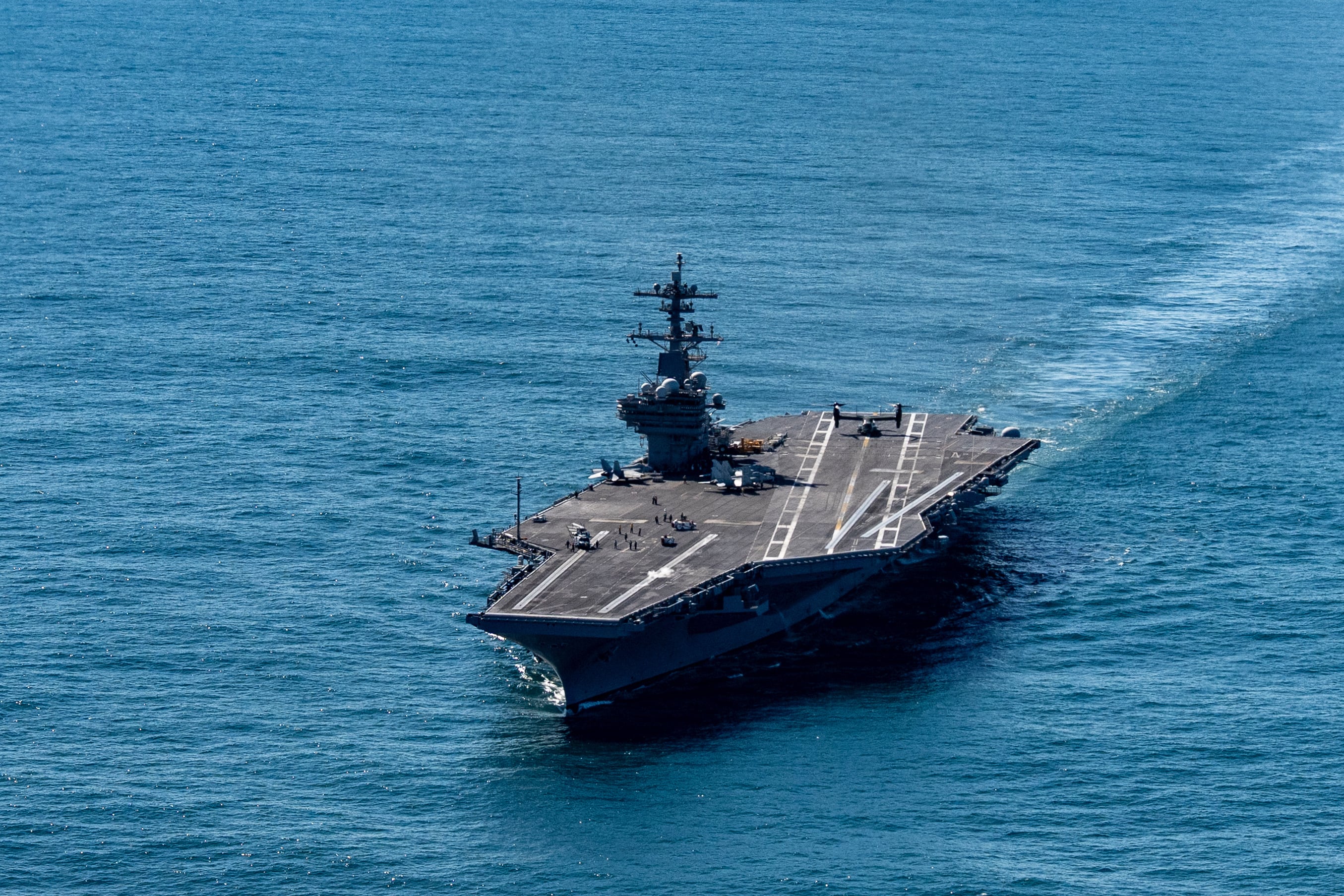 El portaaviones USS George H.W. Bush navega hacia Medio Oriente para reforzar el despliegue naval de Estados Unidos (AP foto/Alex Brandon, Pool)