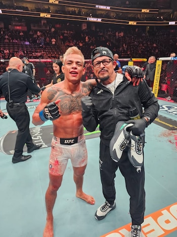José Ochoa junto a su padre tras la victoria de ’Kalsifer’ ante Clayton Carpenter. Crédito: Instagram José Ochoa.