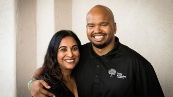 Tasreen Khamisa con Hicks. (Mateo