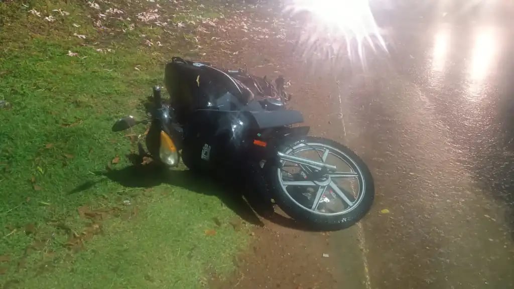 La moto impactó contra un poste tras el temporal en Paraná (Fuente: Ahora)