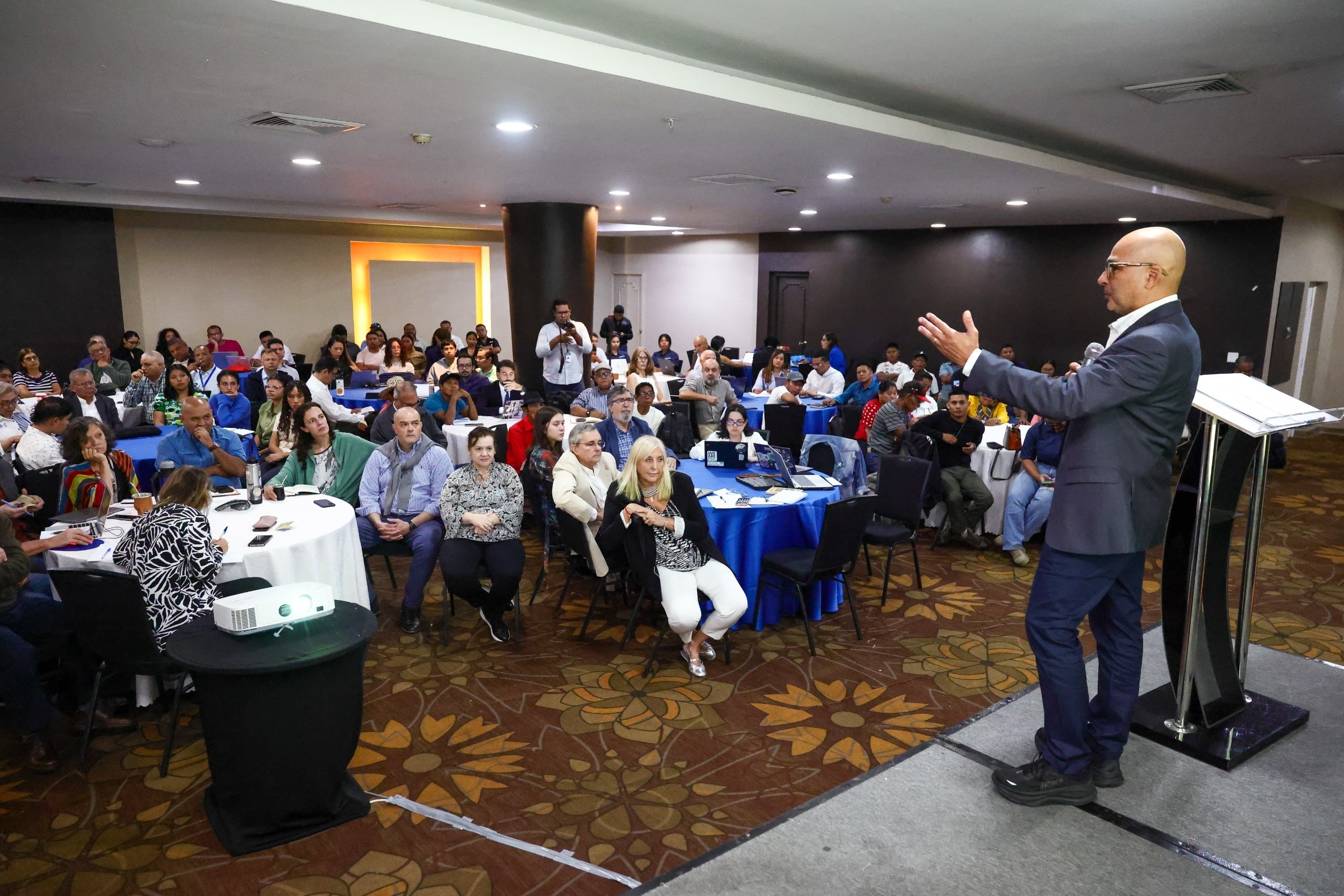Científicos, autoridades, empresarios y representantes de comunidades indígenas analizaron propuestas para fortalecer la política forestal panameña. Tomada de MiAmbiente