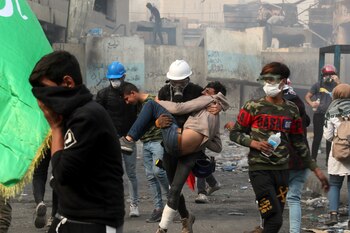 Un manifestante herido es llevado