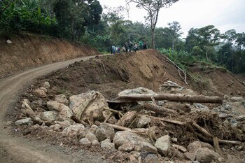 Campesinos trabajan en la reconstrucción de un camino destruido tras el paso del huracán Iota, el 11 de febrero de 2021 en el municipio de Wiwilí, departamento de Jinotega (Nicaragua). EFE/ Jorge Torres