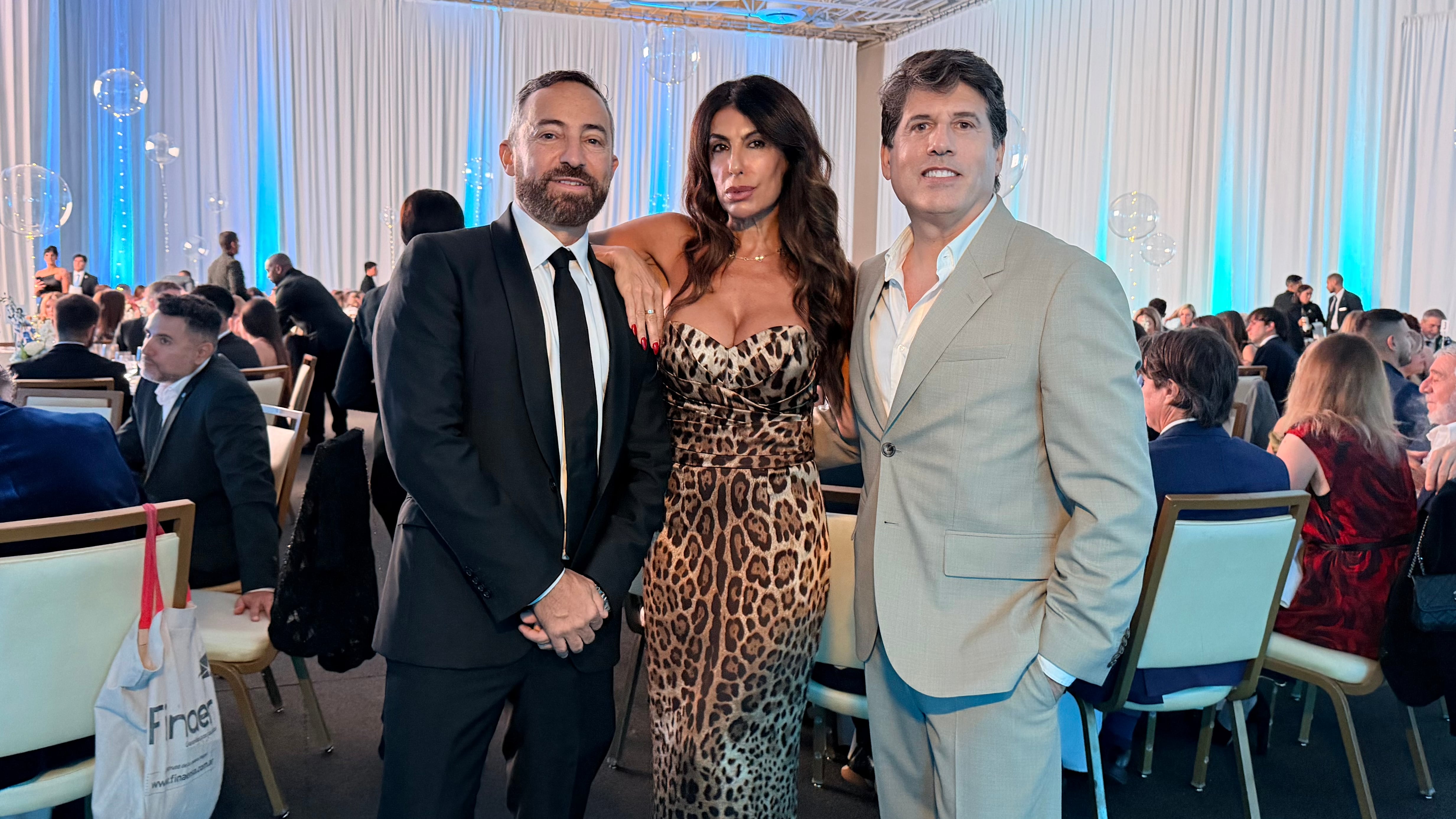 Leandro Barbuscio, Judith Hofman y Opy Morales en la distinguida gala anual de la Cámara Argentino-Americana de Comercio