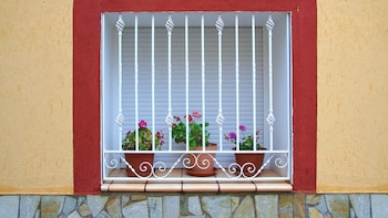Una ventana con rejas (Canva)