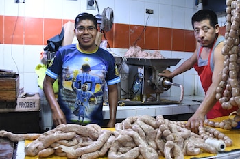 (GUATEMALA), 15/07/2026.- Una persona posa con una camiseta de Lionel Messi, previo al partido del Mundial de la FIFA 2026 entre Inglaterra y Argentina, este miércoles en el mercado de La Terminal, en Ciudad de Guatemala (Guatemala). EFE/ Alex Cruz