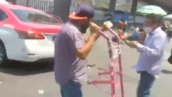 El momento en que agredieron