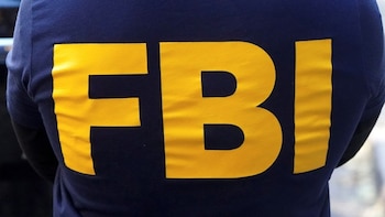 El FBI detuvo a un contratista del gobierno de Estados Unidos acusado de filtrar secretos de defensa a su pareja en Substack