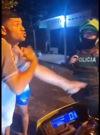 Uno de los hombres explica