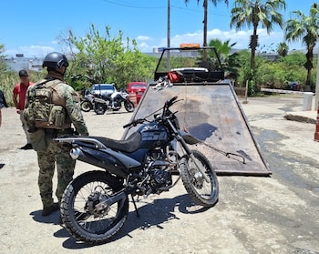 La Armada de México detuvo a un presunto infractor de la ley en Mazatlán, donde aseguró vehículos, un arma larga, cartuchos, equipo táctico y un chaleco presuntamente identificado con el cártel. Crédito: Especial