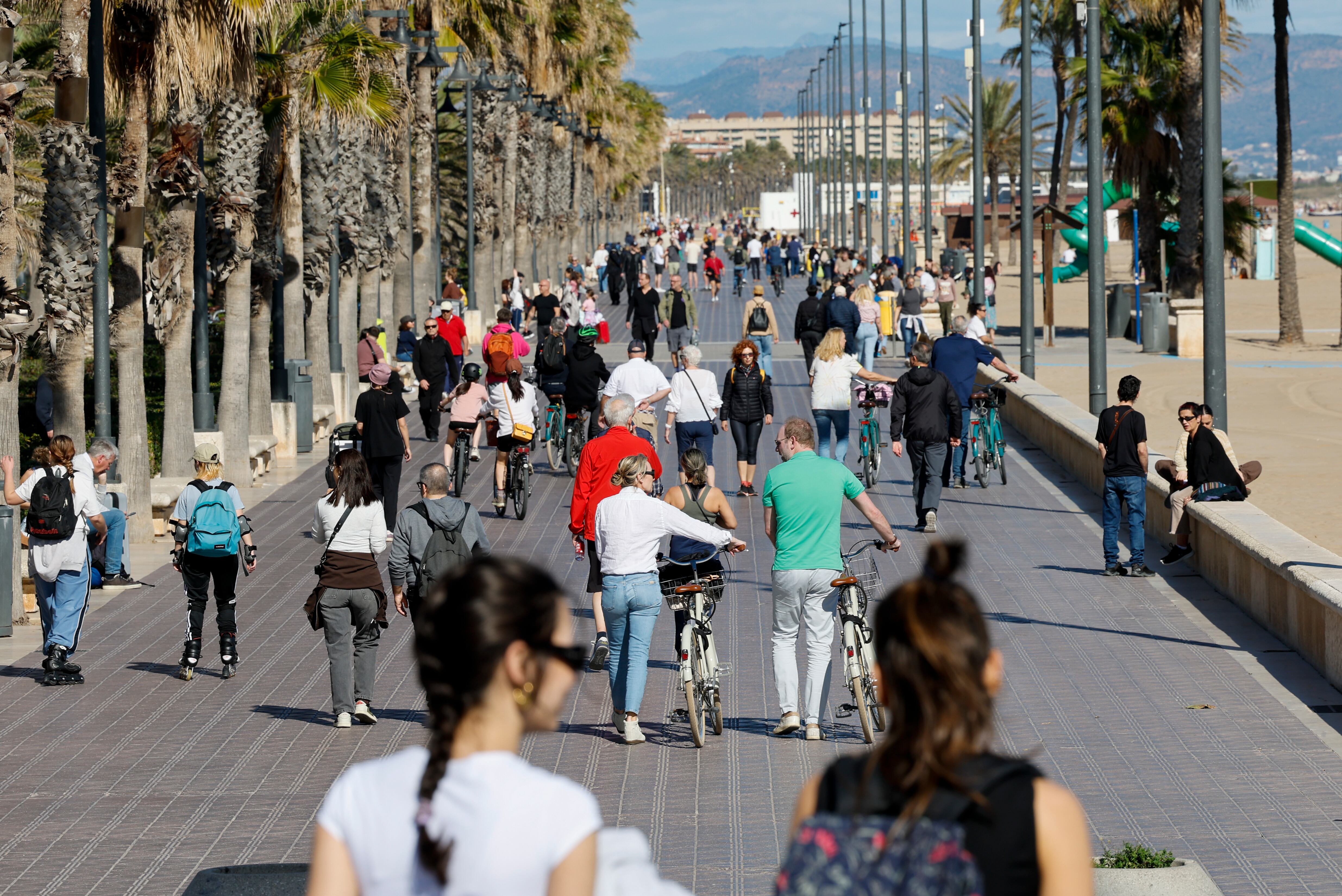 Vista general de la playa de la Malvarrosa el martes de esta semana. (Ana Escobar/EFE)