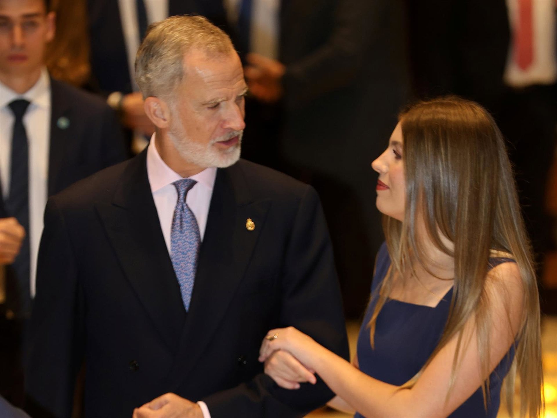 Don Felipe y la infanta Sofía, complicidad padre e hija a la salida del concierto previo a los Princesa de Asturias