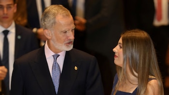 Don Felipe y la infanta Sofía, complicidad padre e hija a la salida del concierto previo a los Princesa de Asturias