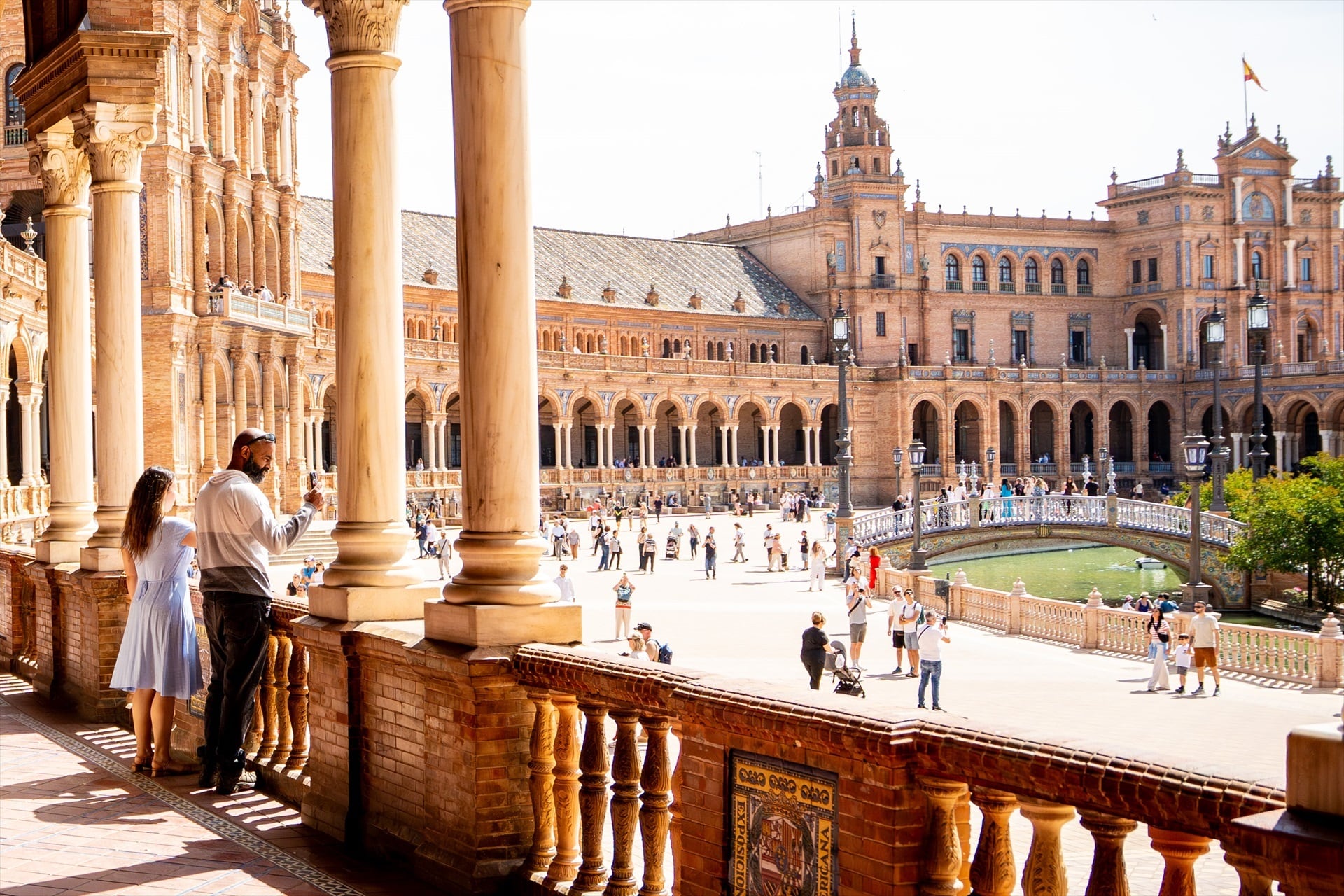 Un grupo de turistas contemplan la Plaza de España de Sevilla. Eduardo Briones / Europa Press