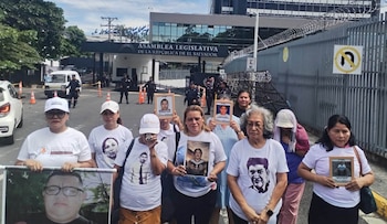 Madres pertenecientes al Bloque se concentraron frente a la Asamblea Legislativa de El Salvador el pasado mes de agosto con fotografías de sus seres queridos, durante la presentación de la propuesta (Cortesía: Bloque de Búsqueda de Personas Desaparecidas).