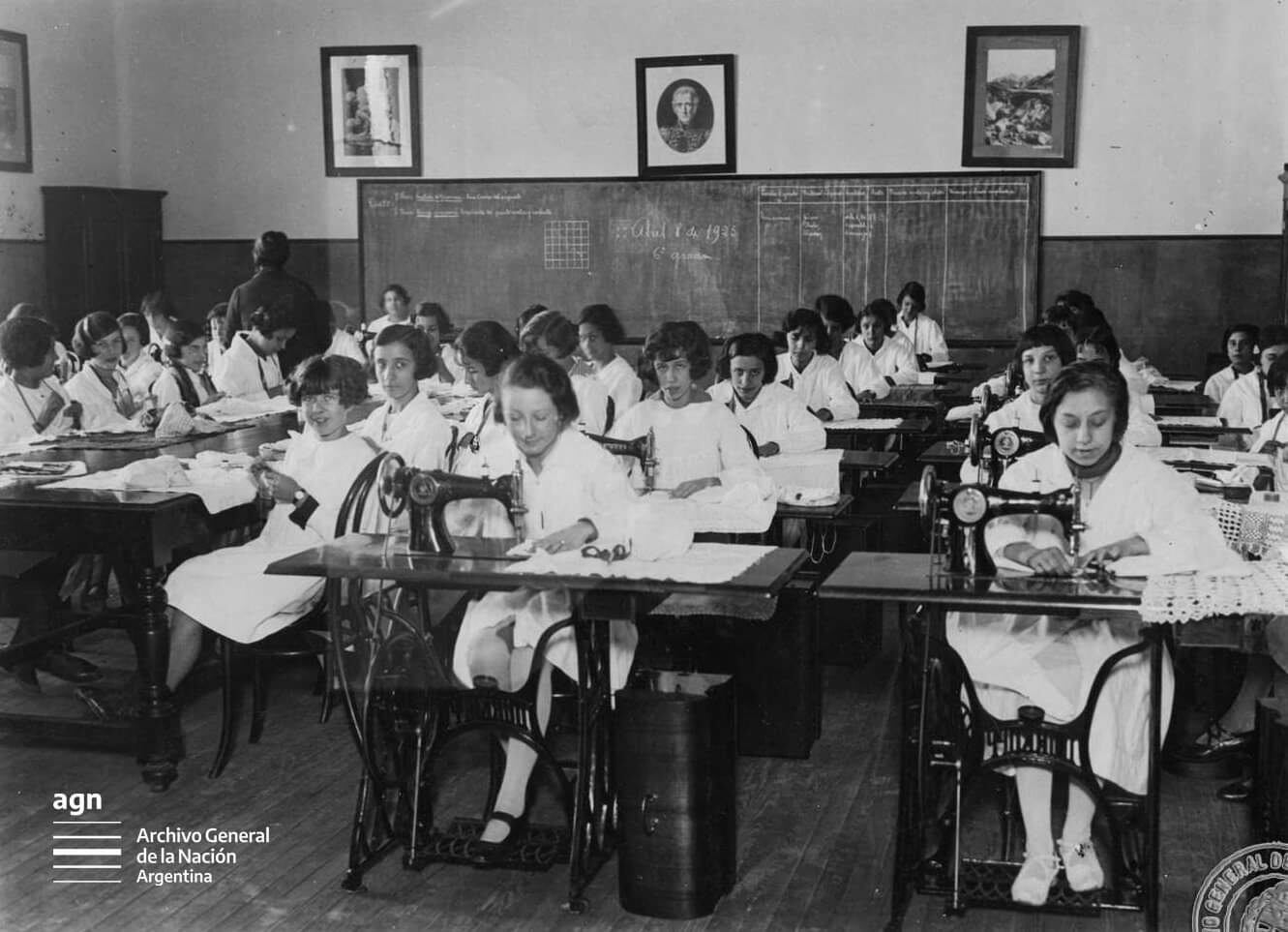 Clase de costura, 1925. Fotografía: Archivo General de la Nación / Secretaría de Cultura de la Nación