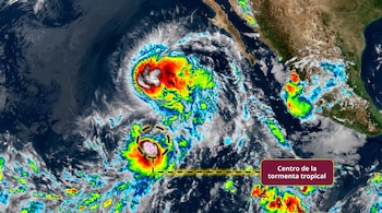 Vista satelital de masas nubosas de colores e indicador gráfico con el texto Centro de la tormenta tropical junto a la costa mexicana.